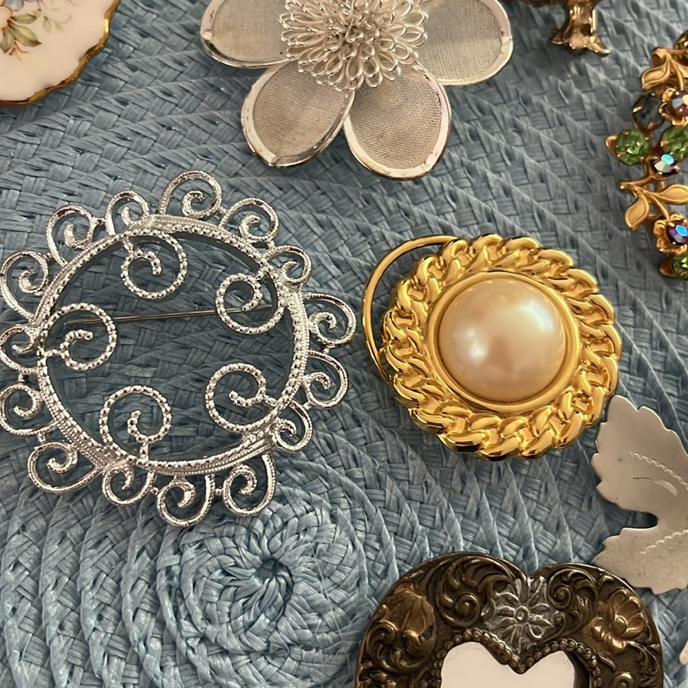 20 Assorted Vintage Brooches - Sarah Coventry, Rhinestone, Pearl & Spoon - Picture 5 of 8